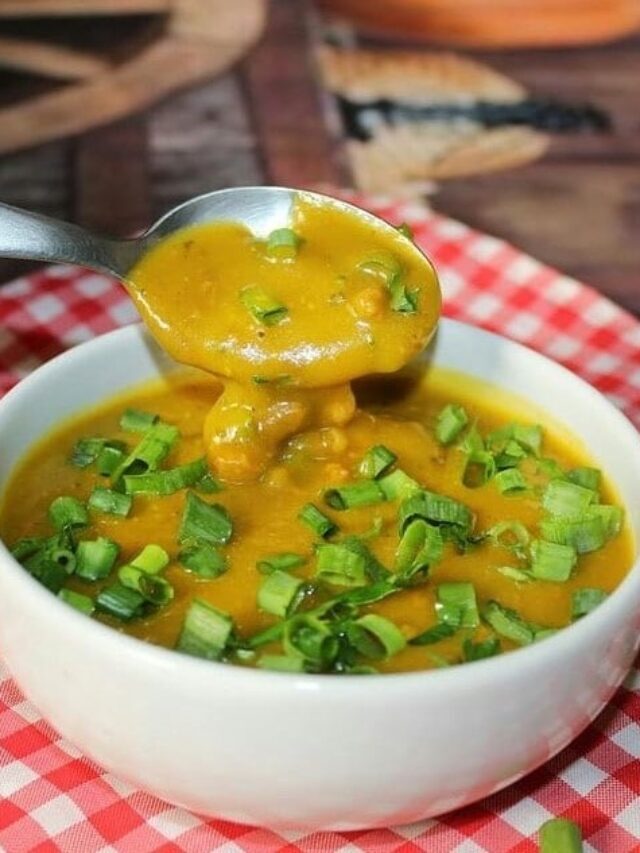 Caldinho de abobrinha com frango e bacon