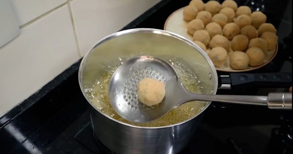 bolinho de mandioca frito