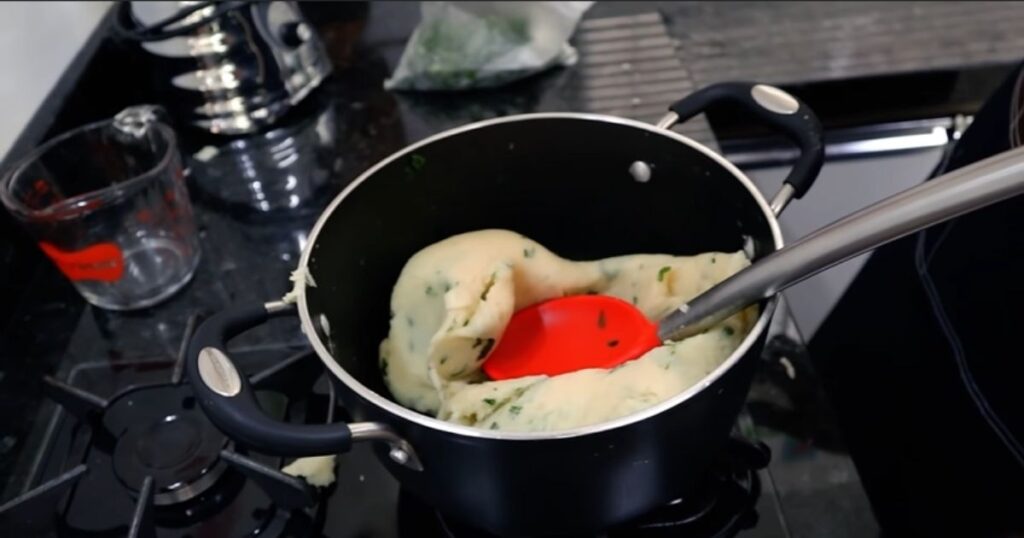 massa temperada bolinho mandioca