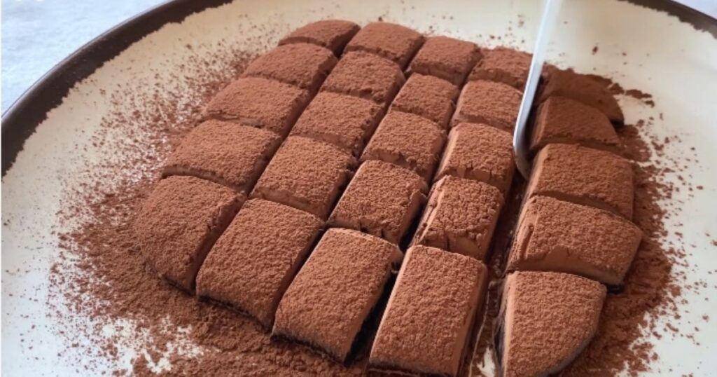 Bombom artesanal polvilhar cacau