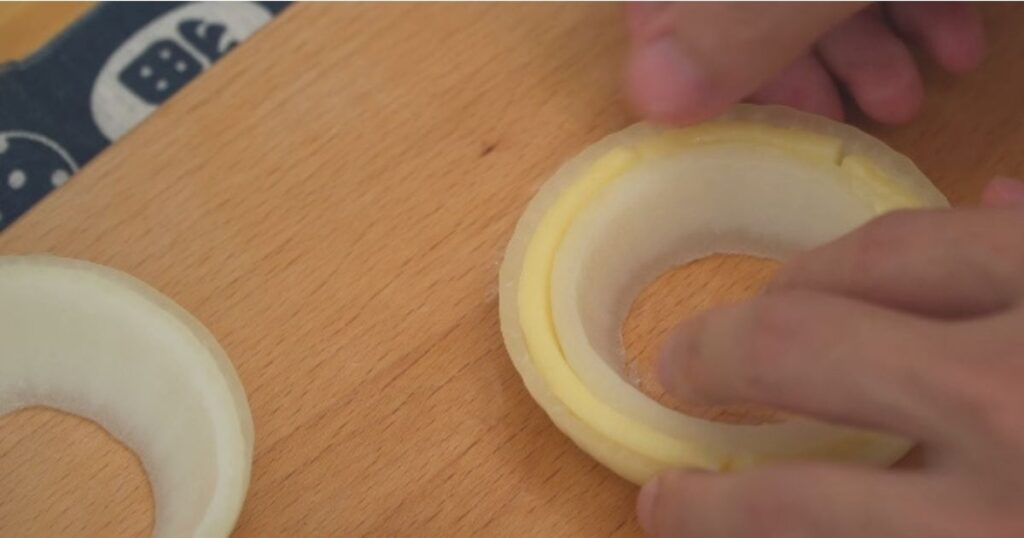 Corte cebola anéis recheada queijo