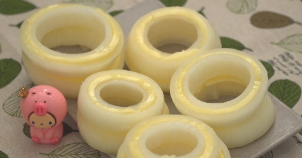 Corte cebola recheada queijo