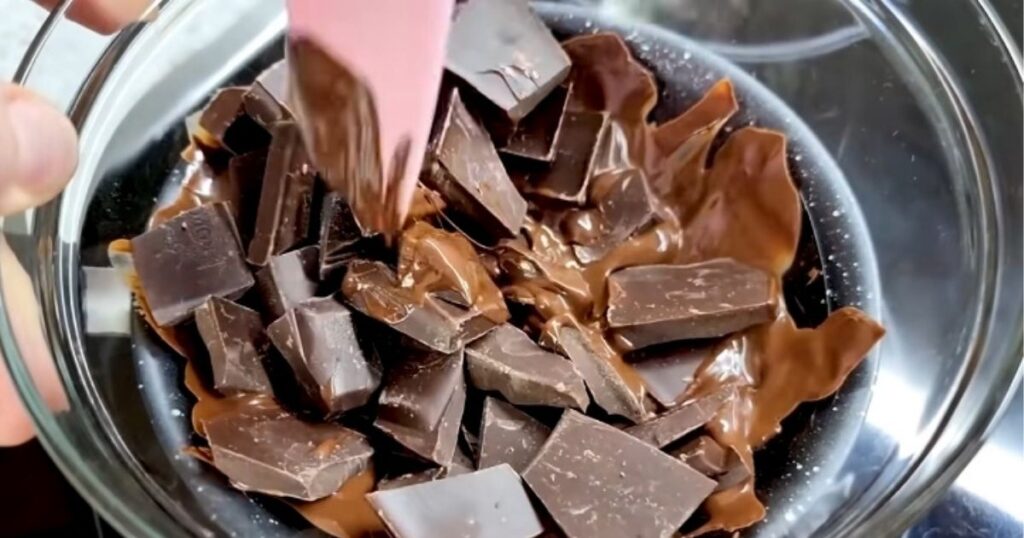 Sobremesa fácil apenas 3 ingredientes chocolate picado derretendo