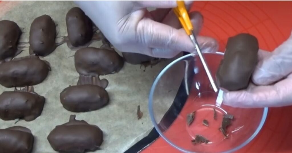 bombom de coco tirando rebarba