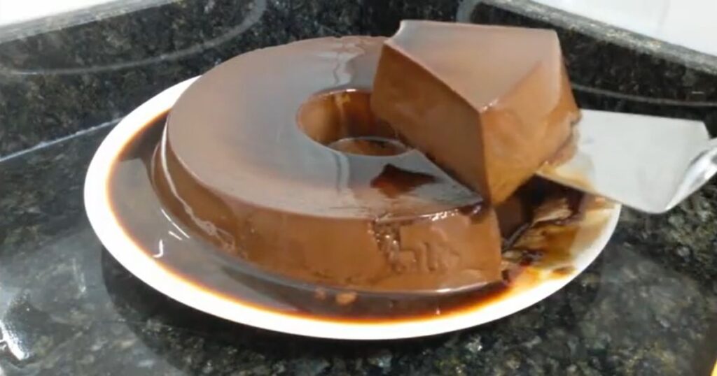 fatia de pudim de cafe