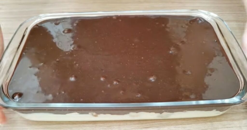pave de bis com calda de chocolate