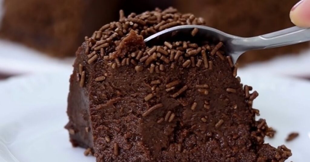 Brigadeirão fácil sem forno pedaço