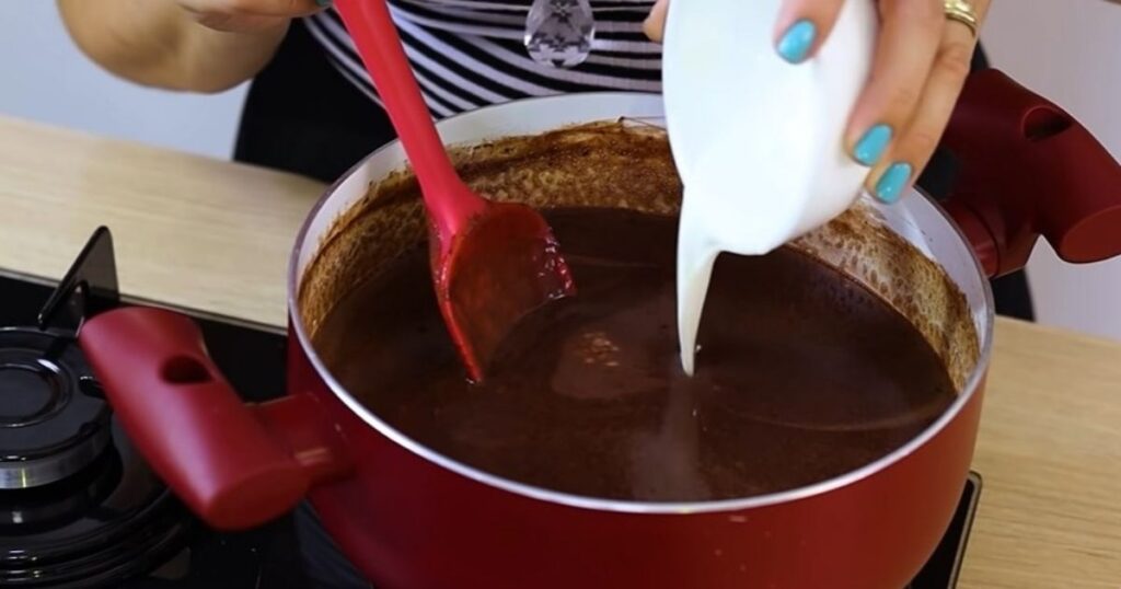 Torta bombom de chocolate panela leite amido milho