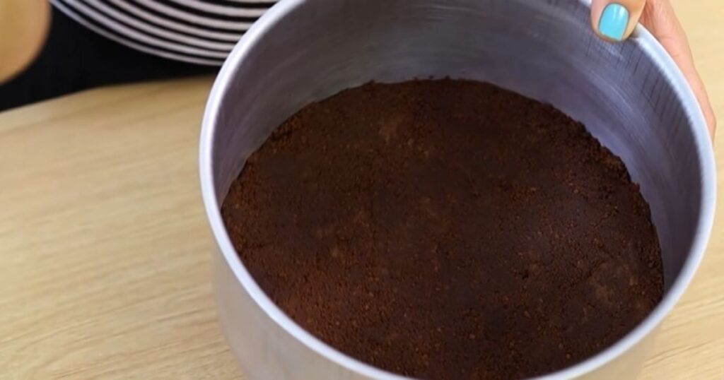 Torta bombom de chocolate pra páscoa farofa forma