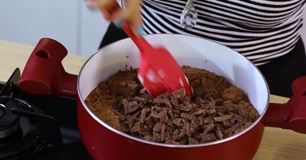 Torta bombom de chocolate pra páscoa panela