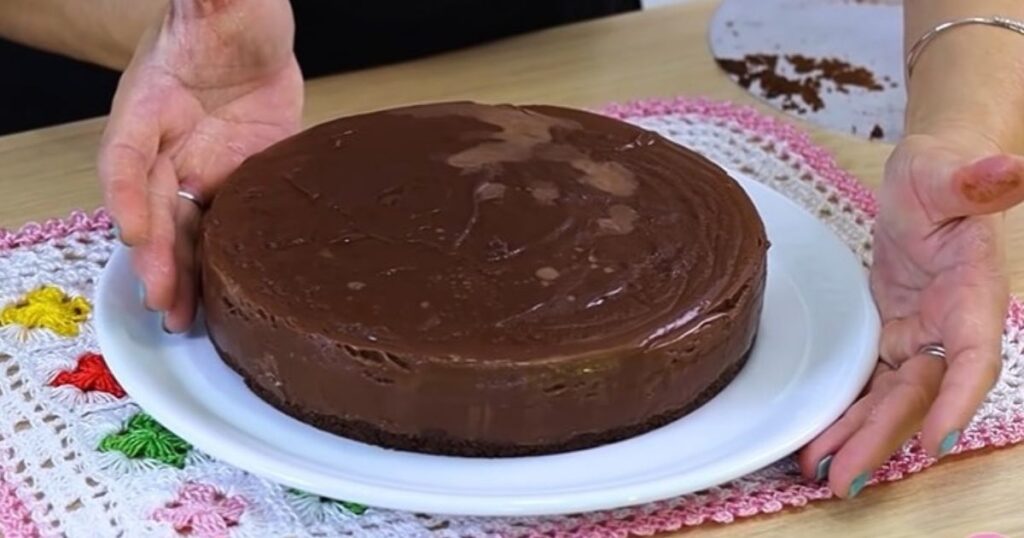 Torta bombom de chocolate prato