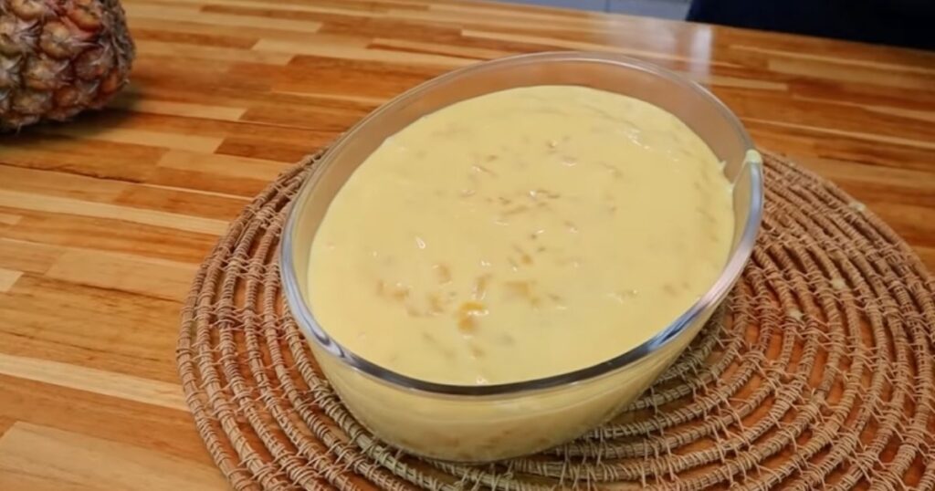 gelado de abacaxi na travessa