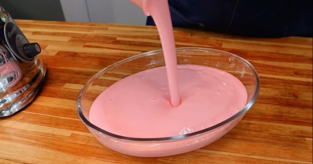 mousse de morango na travessa