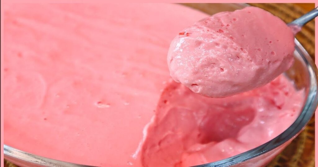 mousse de morango na travessa tang