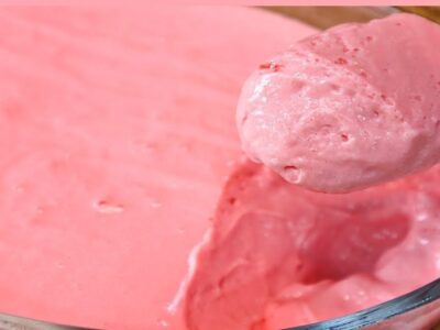 mousse de morango na travessa tang