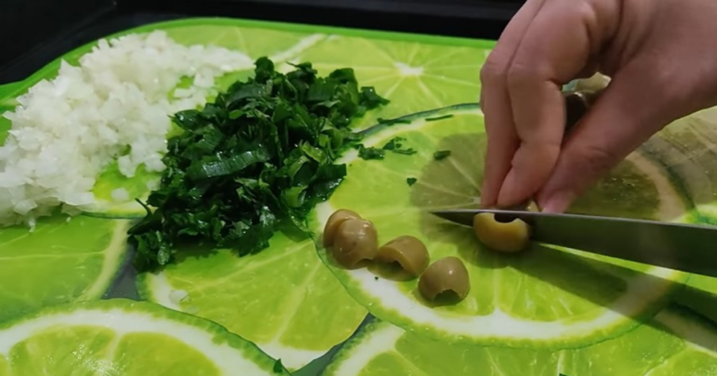 Salpicao de frango cebola cheiro verde azeitona