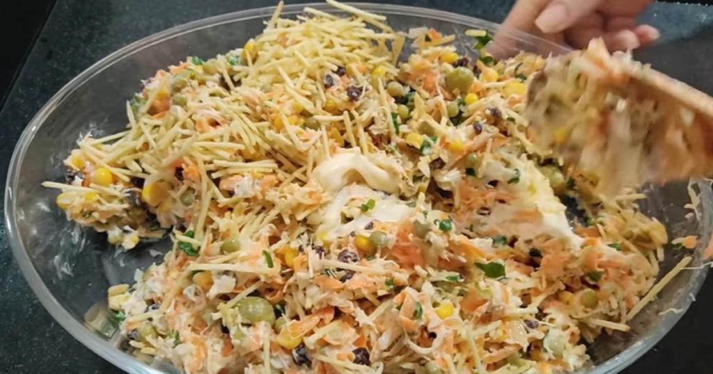 Salpicao de frango maionese mistura batata palha