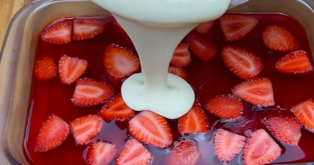 Sobremesa de gelatina com morango cobertura