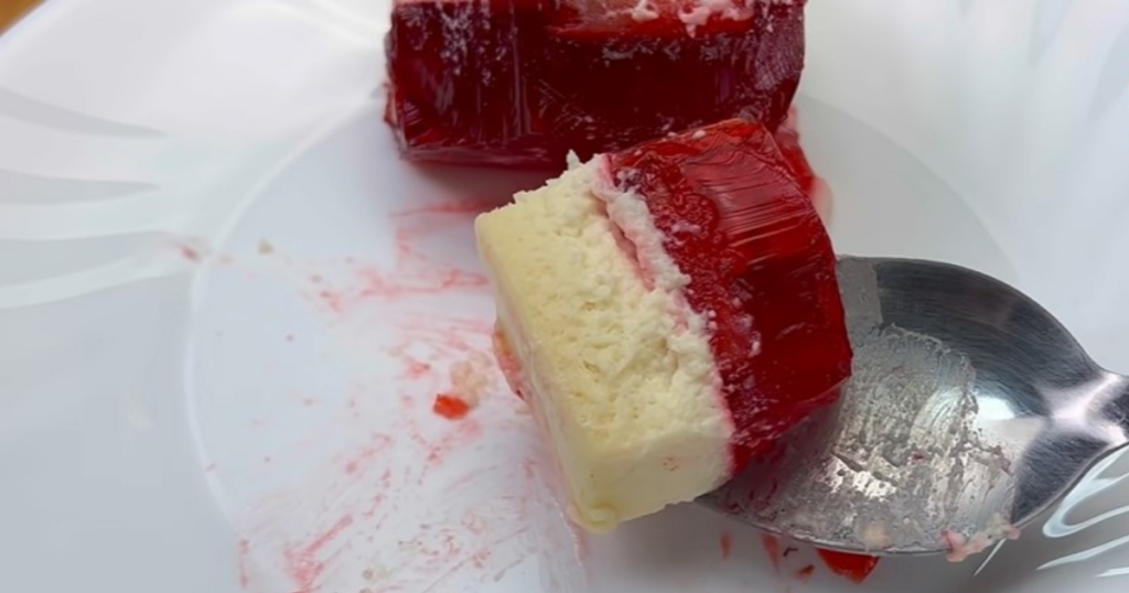 Sobremesa de gelatina com morango pedaço