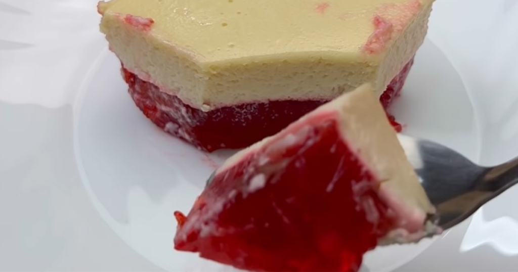 Sobremesa de gelatina com morango pedaço colher