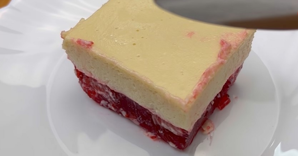 Sobremesa de gelatina com morango prato