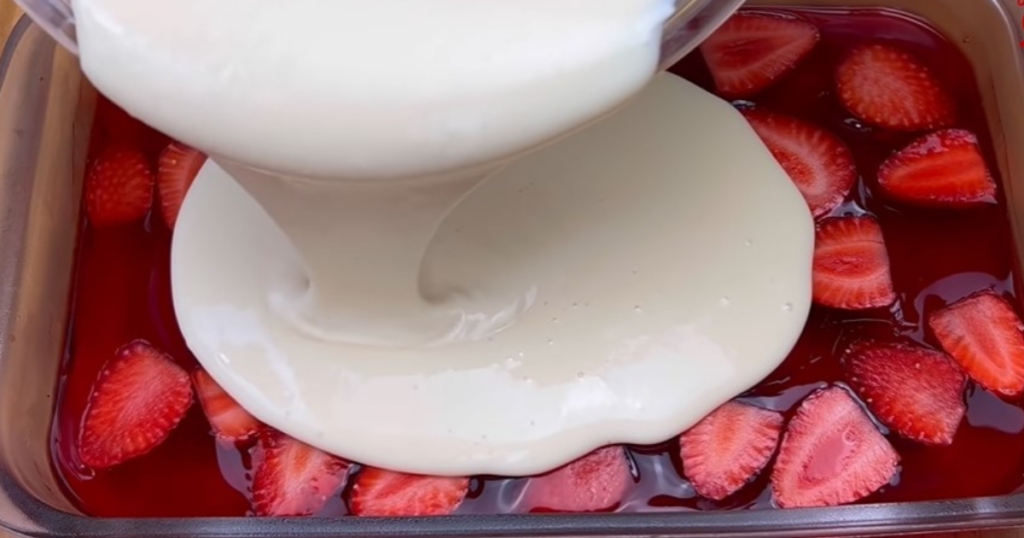 Sobremesa de gelatina com morango travessa