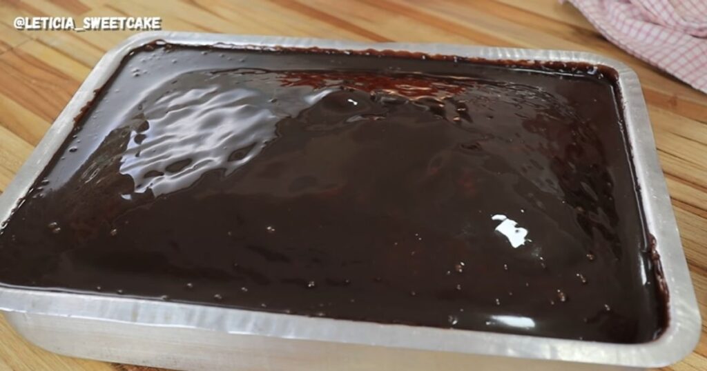 bolo com calda de chocolate