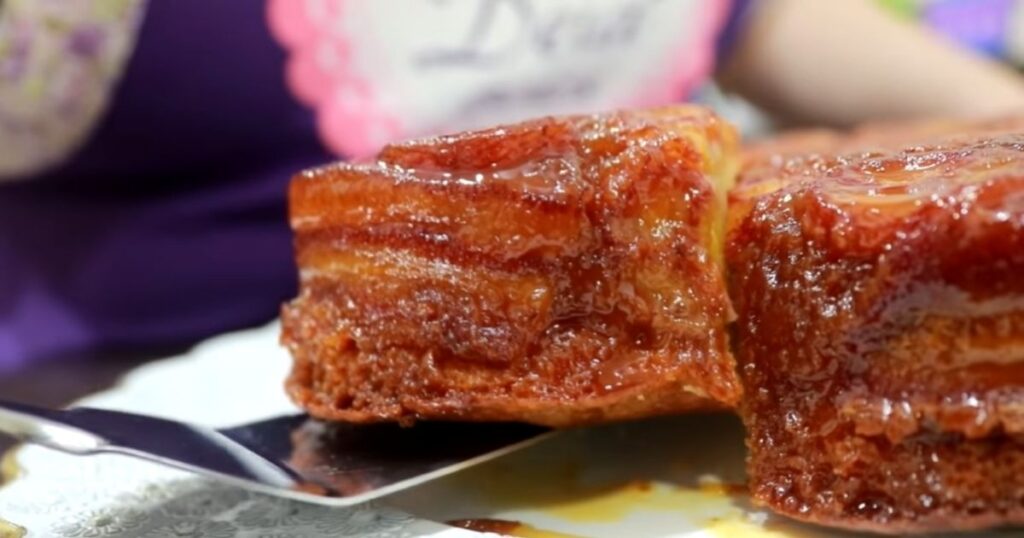 bolo de banana invertido cortado