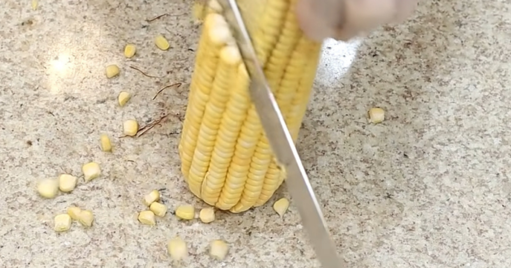 Bolo de milho cortado