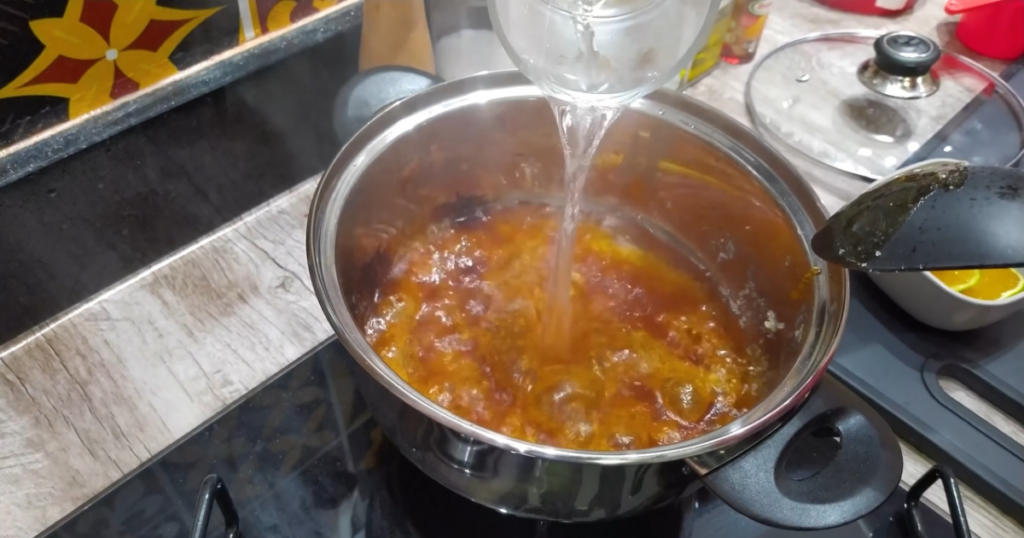 Quentao de cachaca acucar caramelo agua