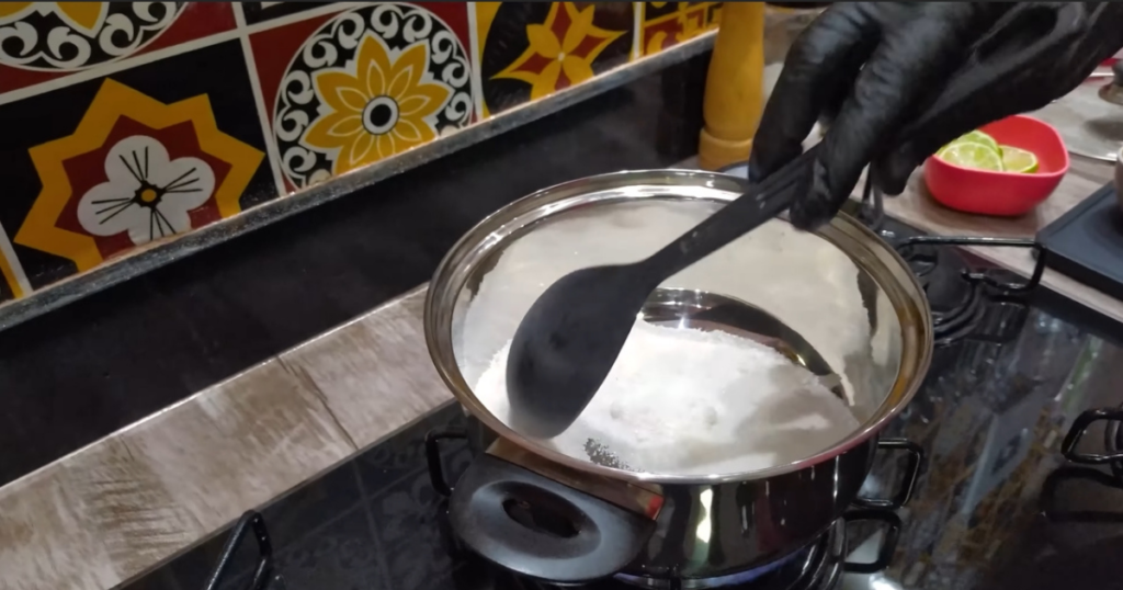 Quentao de cachaca acucar panela