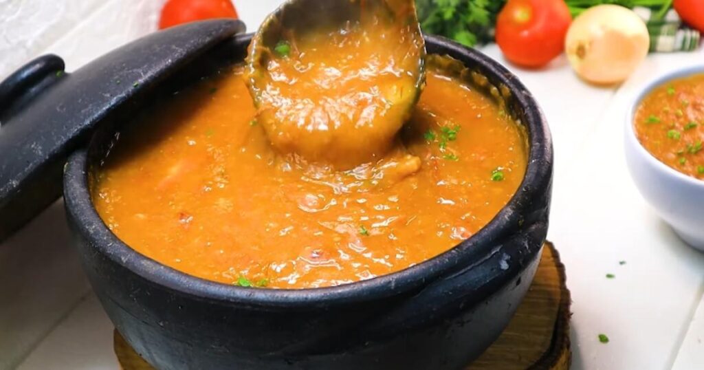 colocar cebolinha por cima do caldo de mandioca