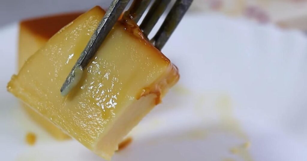 fatia de pudim de leite condensado sem furinho