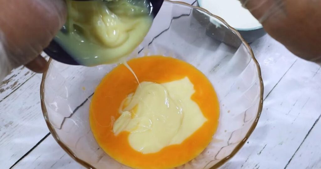 misturar gemas e leite condensado