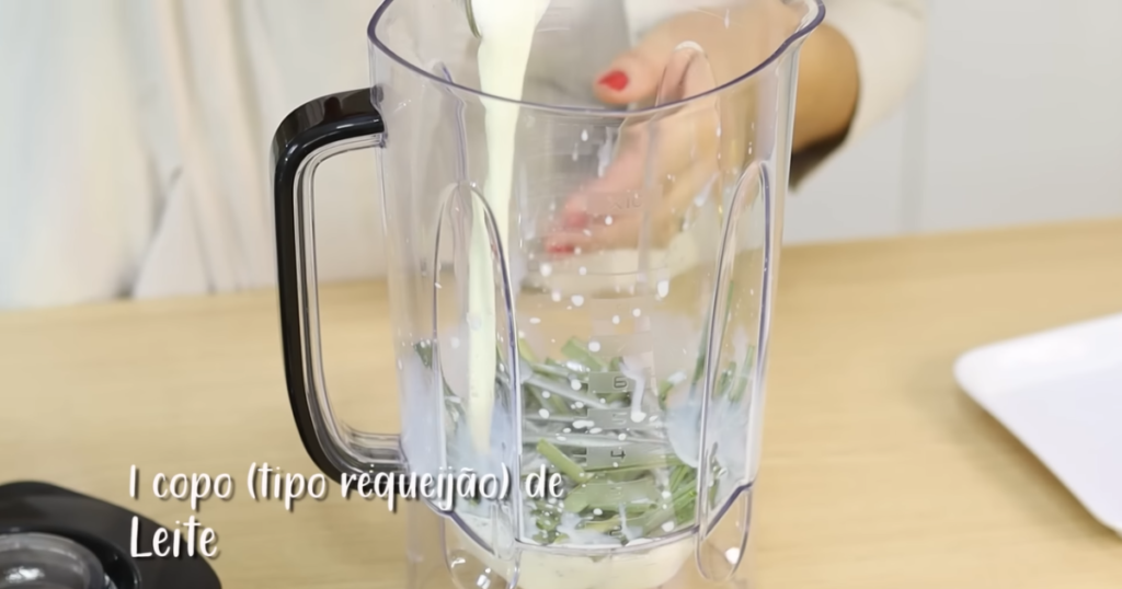 Bolo capim cidreira corte liquidificador leite