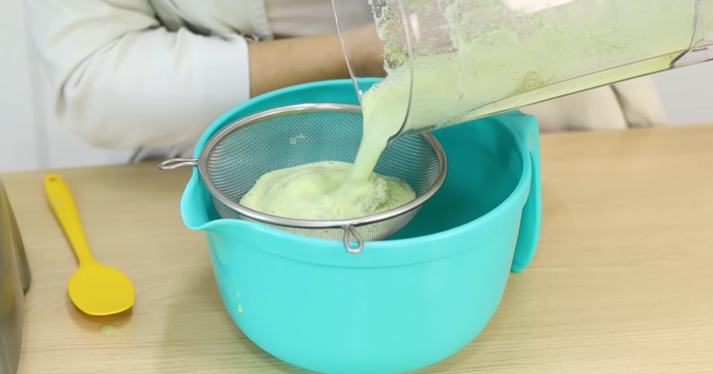 Bolo capim cidreira leite peneira