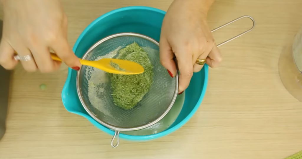 Bolo capim cidreira leite peneira verde