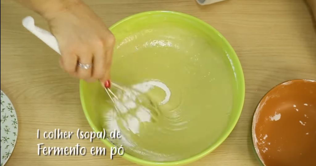 Bolo capim cidreira recipiente farinha fermento