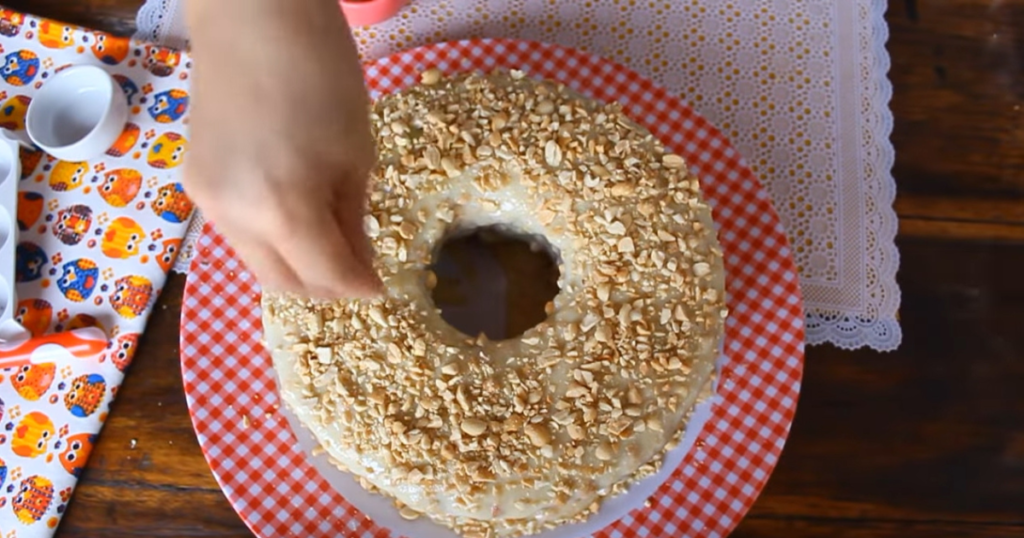 Bolo de amendoim pronto gostoso cobertura