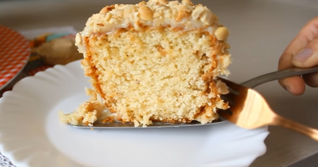 Bolo de amendoim pronto gostoso fatia