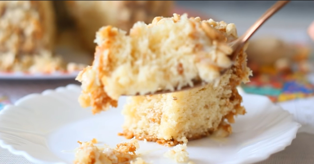 Bolo de amendoim pronto gostoso pedaço