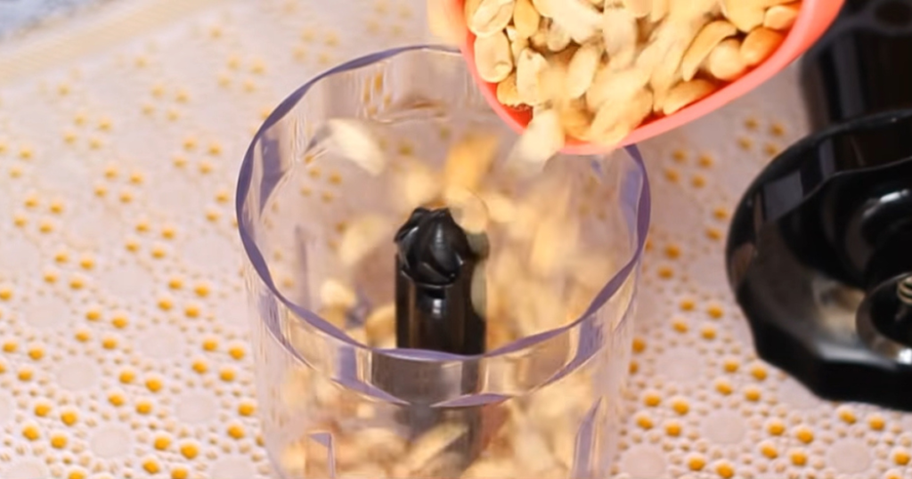 Bolo de amendoim triturar