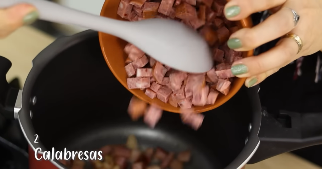 Caldinho de feijao calabresa