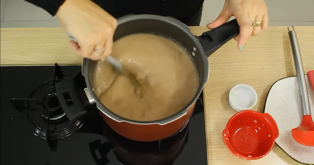 Caldinho de feijao panela mexer