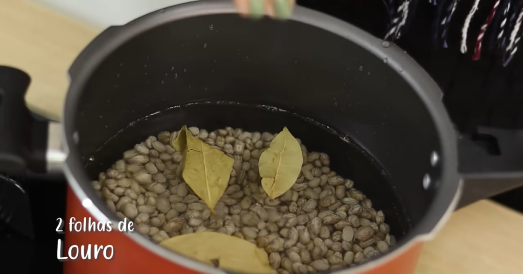 Caldinho de feijao panela pressao agua folha louro