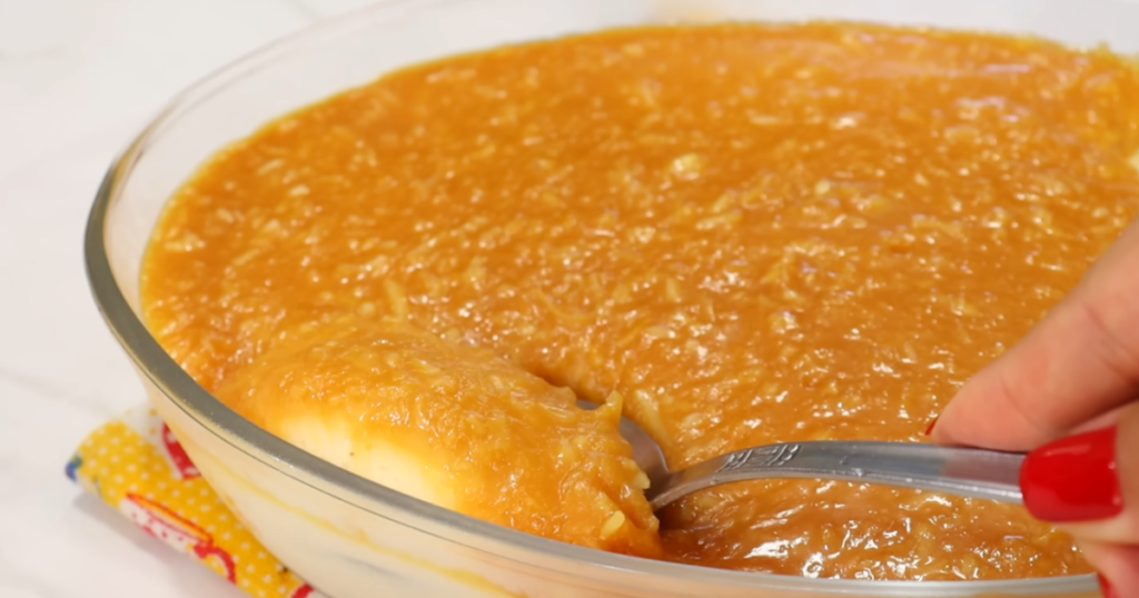 Sobremesa gelada abacaxi cobertura caramelo com coco