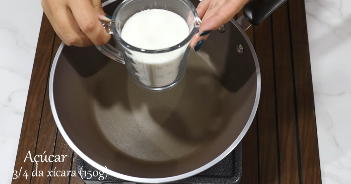 Sobremesa de Abacaxi com Cobertura Caramelizada de Coco