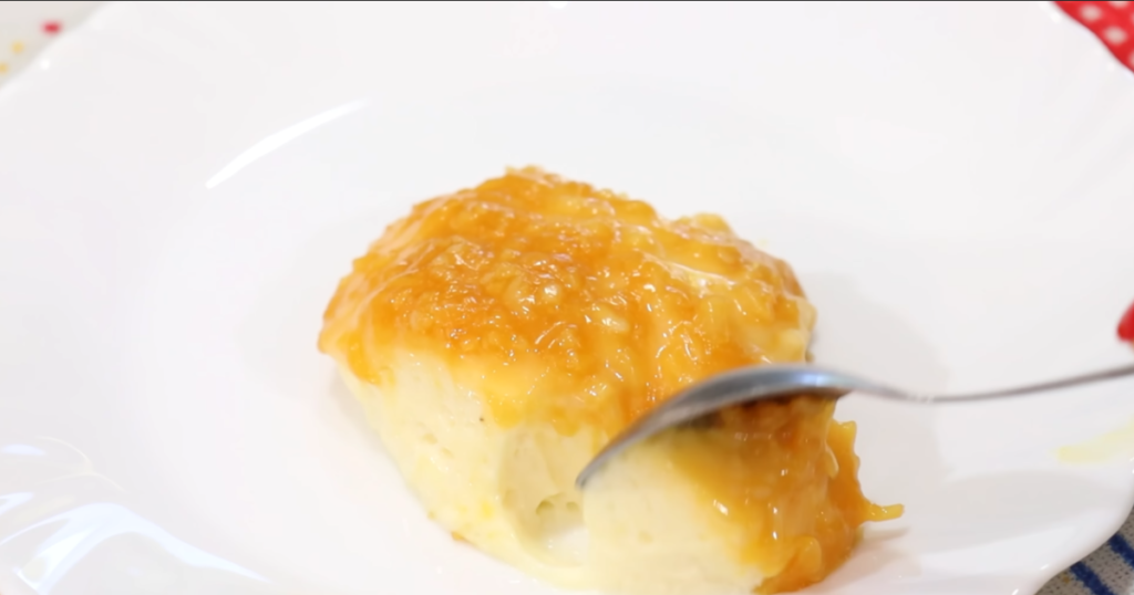 Sobremesa gelada cobertura caramelizada pedaço