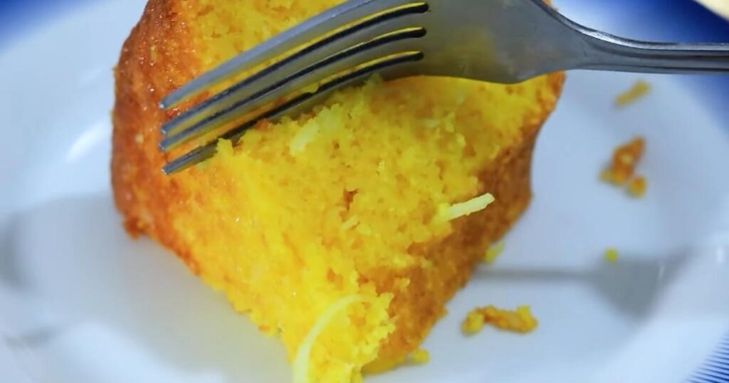 fatia de bolo caipira de milho