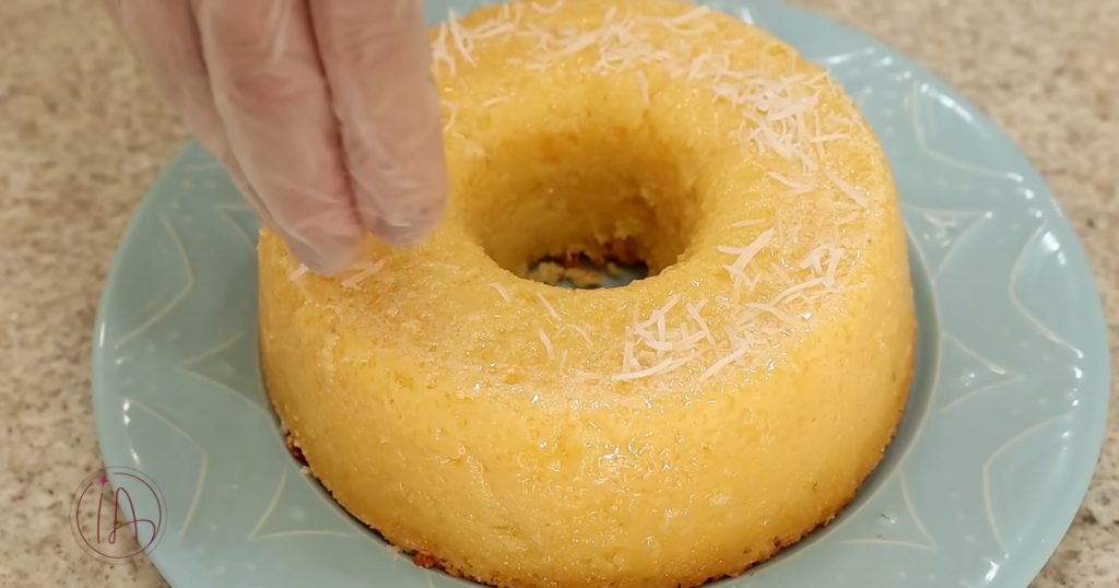 Bolo Fácil e Rápido finalizado coco ralado